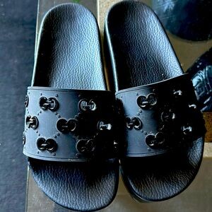 Size 8 Authentic Gucci Slippers gently used.